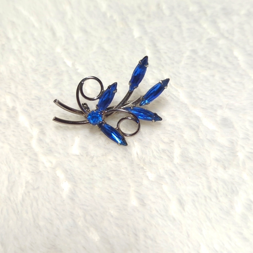 Vintage 60's Elegant Blue Marquis Shaped Rhinestone Brooche - Picture 2 of 7